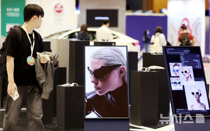 [서울=뉴시스] 김진아 기자 = 13일 서울 강남구 코엑스에서 열린 디자인코리아 2024에서 관람객들이 부스를 관람하고 있다. 2024.11.13. bluesoda@newsis.com