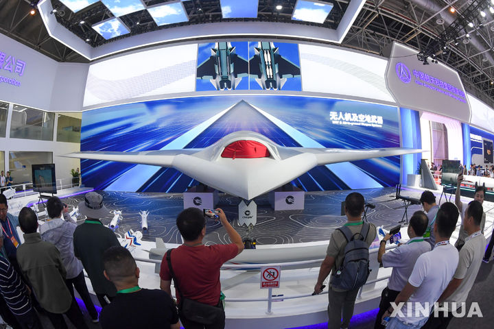 [주하이=신화/뉴시스] 지난해 11월 13일 중국 광둥성 주하이에서 열린 제15회 중국 국제항공우주전시회에에서 무인기 차이훙(CH)-7이 전시돼있다. 2025.12.15