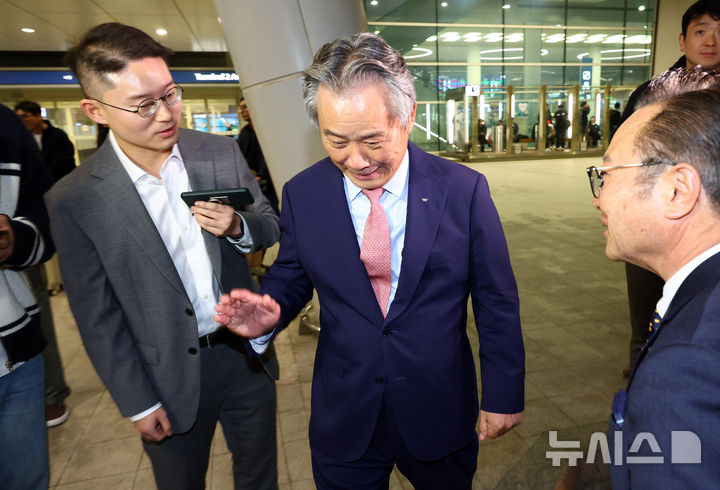 [인천공항=뉴시스] 전신 기자 = 이기흥 대한체육회장이 13일 오후 인천국제공항 제2여객터미널을 통해 귀국하며 취재진 질문을 받고 있다.한편 서울경찰청 반부패수사대는 이날 횡령, 배임 등 혐의를 받는 이회장 등 8명에 대한 수사를 배당받았다고 밝혔다. 2024.11.13. photo1006@newsis.com