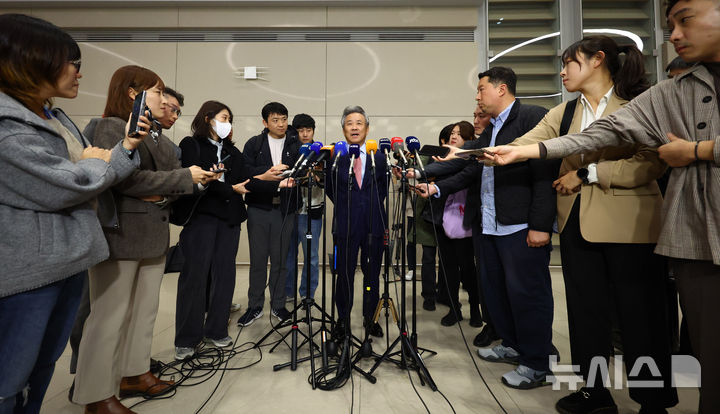 [인천공항=뉴시스] 전신 기자 = 이기흥 대한체육회장이 13일 오후 인천국제공항 제2여객터미널을 통해 귀국한 뒤 취재진 질문에 답변하고 있다.한편 서울경찰청 반부패수사대는 이날 횡령, 배임 등 혐의를 받는 이회장 등 8명에 대한 수사를 배당받았다고 밝혔다. 2024.11.13. photo1006@newsis.com