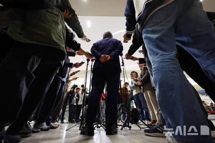 [인천공항=뉴시스] 전신 기자 = 이기흥 대한체육회장이 13일 오후 인천국제공항 제2여객터미널을 통해 귀국한 뒤 취재진 질문에 답변하고 있다.한편 서울경찰청 반부패수사대는 이날 횡령, 배임 등 혐의를 받는 이회장 등 8명에 대한 수사를 배당받았다고 밝혔다. 2024.11.13. photo1006@newsis.com