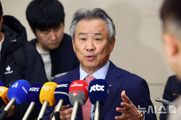 [인천공항=뉴시스] 전신 기자 = 이기흥 대한체육회장이 13일 오후 인천국제공항 제2여객터미널에서 취재진 질문에 답변하고 있다.한편 서울경찰청 반부패수사대는 이날 횡령, 배임 등 혐의를 받는 이회장 등 8명에 대한 수사를 배당받았다고 밝혔다. 2024.11.13. photo1006@newsis.com