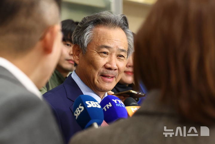 [인천공항=뉴시스] 전신 기자 = 이기흥 대한체육회장이 13일 오후 인천국제공항 제2여객터미널에서 취재진 질문에 답변하고 있다.한편 서울경찰청 반부패수사대는 이날 횡령, 배임 등 혐의를 받는 이회장 등 8명에 대한 수사를 배당받았다고 밝혔다. 2024.11.13. photo1006@newsis.com