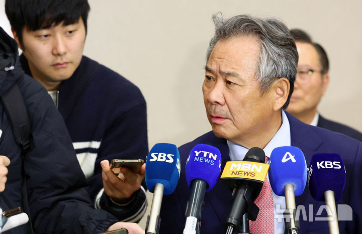 [인천공항=뉴시스] 전신 기자 = 이기흥 대한체육회장이 13일 오후 인천국제공항 제2여객터미널에서 취재진 질문을 듣고 있다.한편 서울경찰청 반부패수사대는 이날 횡령, 배임 등 혐의를 받는 이회장 등 8명에 대한 수사를 배당받았다고 밝혔다. 2024.11.13. photo1006@newsis.com