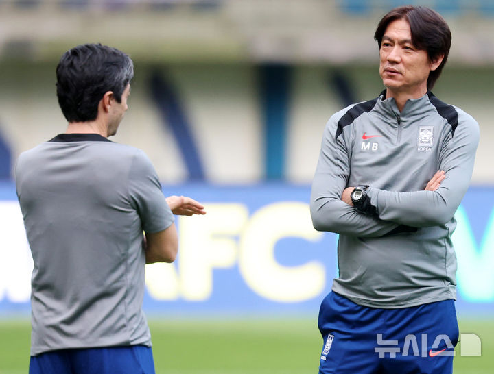 [쿠웨이트시티(쿠웨이트)=뉴시스] 이영환 기자 = 홍명보 축구 대표팀 감독과 주앙 아로소 수석코치가 13일오후(현지시각) 쿠웨이트 자베르 알아흐마드 국제경기장에서 훈련을 앞두고 대화를 하고 있다. 홍명보 감독이 이끄는 축구 대표팀은 14일 쿠웨이트 자베르 알아흐마드 국제경기장에서 쿠웨이트와 북중미 월드컵 아시아 3차 예선 B조 5차전을 치른다. 2024.11.13. 20hwan@newsis.com