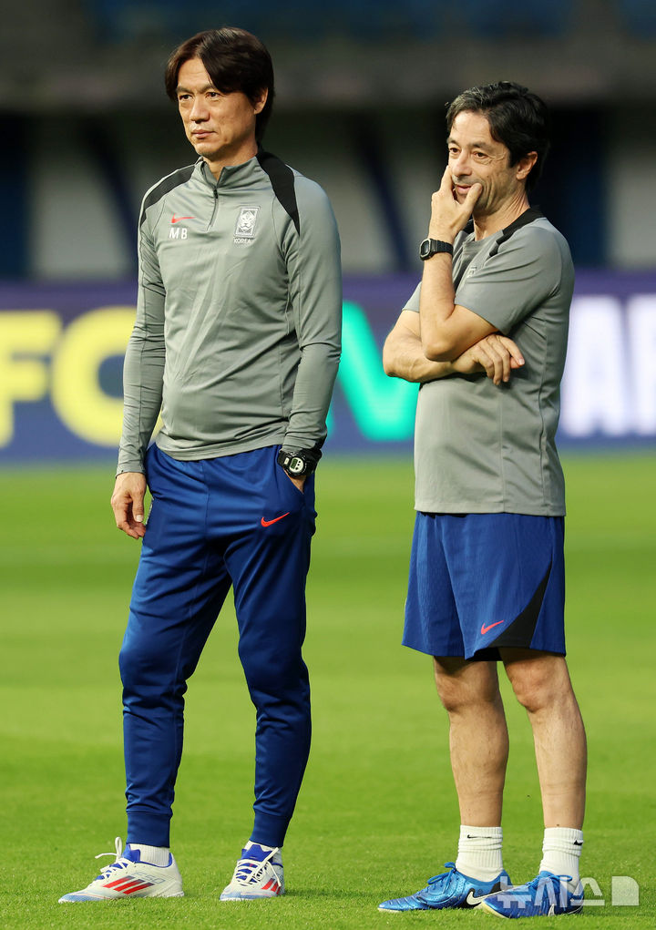 [쿠웨이트시티(쿠웨이트)=뉴시스] 이영환 기자 = 홍명보 축구 대표팀 감독과 주앙 아로소 수석코치가 13일오후(현지시각) 쿠웨이트 자베르 알아흐마드 국제경기장에서 선수들의 훈련을 지켜보고 있다. 홍명보 감독이 이끄는 축구 대표팀은 14일 쿠웨이트 자베르 알아흐마드 국제경기장에서 쿠웨이트와 북중미 월드컵 아시아 3차 예선 B조 5차전을 치른다. 2024.11.13. 20hwan@newsis.com