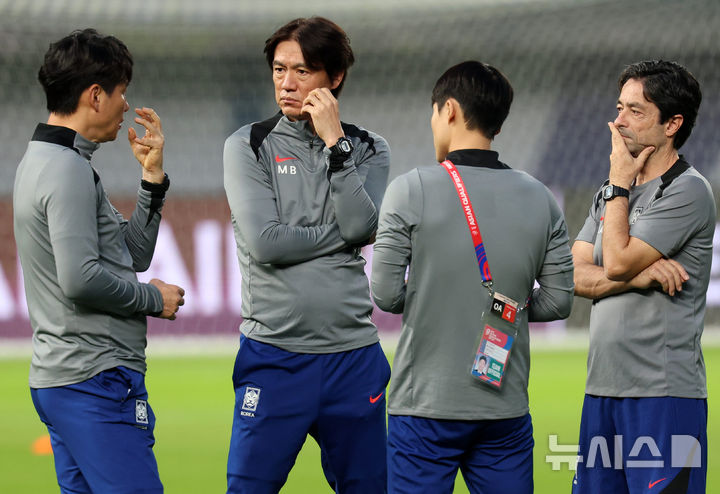 [쿠웨이트시티(쿠웨이트)=뉴시스] 이영환 기자 = 홍명보 축구 대표팀 감독이 13일오후(현지시각) 쿠웨이트 자베르 알아흐마드 국제경기장에서 진행된 훈련에서 주앙 아로소 수석코치, 박건하 코치와 대화를 하고 있다. 홍명보 감독이 이끄는 축구 대표팀은 14일 쿠웨이트 자베르 알아흐마드 국제경기장에서 쿠웨이트와 북중미 월드컵 아시아 3차 예선 B조 5차전을 치른다. 2024.11.13. 20hwan@newsis.com