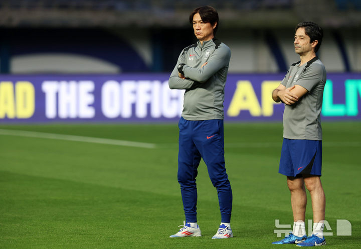 [쿠웨이트시티(쿠웨이트)=뉴시스] 이영환 기자 = 홍명보 축구 대표팀 감독과 주앙 아로소 수석코치가 13일오후(현지시각) 쿠웨이트 자베르 알아흐마드 국제경기장에서 선수들의 훈련을 지켜보고 있다. 홍명보 감독이 이끄는 축구 대표팀은 14일 쿠웨이트 자베르 알아흐마드 국제경기장에서 쿠웨이트와 북중미 월드컵 아시아 3차 예선 B조 5차전을 치른다. 2024.11.13. 20hwan@newsis.com