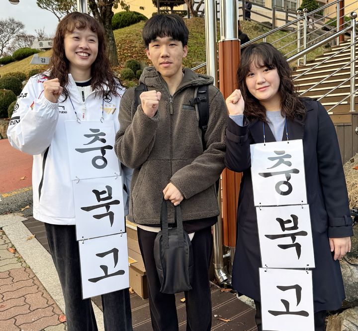 14일 2025학년도 대학수학능력시험이 치러진 청주 세광고등학교에서 충북고 김형민(왼쪽)교사, 송미정(오른쪽)교사가 수험생을 격려하고 기념사진을 찍고 있다.2024.11.14.kipoi@newsis.com *재판매 및 DB 금지