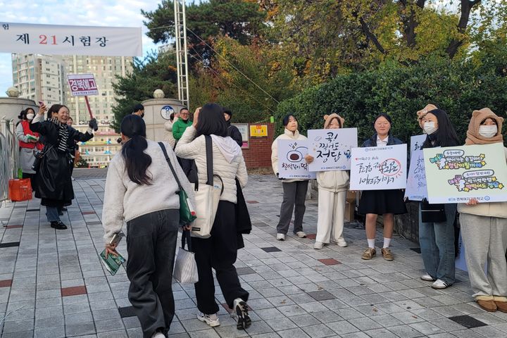 [대구=뉴시스] 이상제 기자 = 2025학년도 대학수학능력시험일인 14일 오전 대구 남구 경일여자고등학교 앞에서 교사, 학부모, 후배 등이 시험장으로 향하는 수험생들을 응원하고 있다. 2024.11.14. king@newsis.com *재판매 및 DB 금지