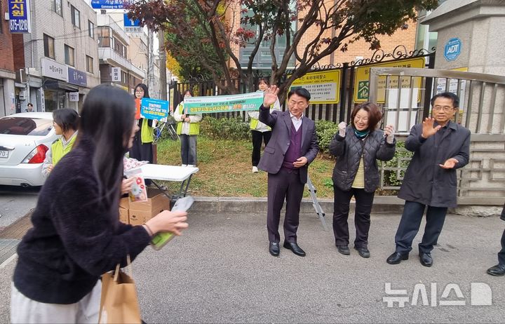 [의정부=뉴시스] 김도희 기자 = 2025학년도 대학수학능력시험일인 14일 오전 경기 의정부여자고등학교 정문 앞에서 김동근 의정부시장이 수험생들을 응원하고 있다. 2024.11.14. kdh@newsis.com