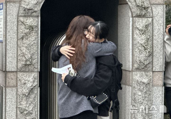 [대전=뉴시스] 김도현 기자 = 2025학년도 대학수학능력시험이 치러지는 14일 오전 대전 서구 만년동 만년고등학교 정문에서 입실 전 학부모가 수험생을 안아주며 응원하고 있다. 2024.11.14. kdh1917@newsis.com