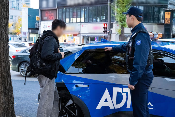 ADT캡스가 2025학년도 대학수학능력시험 당일인 14일 오전 경복궁역 인근에서 ‘수험생 특별 호송 서비스’를 실시했다(사진=SK쉴더스 제공) *재판매 및 DB 금지