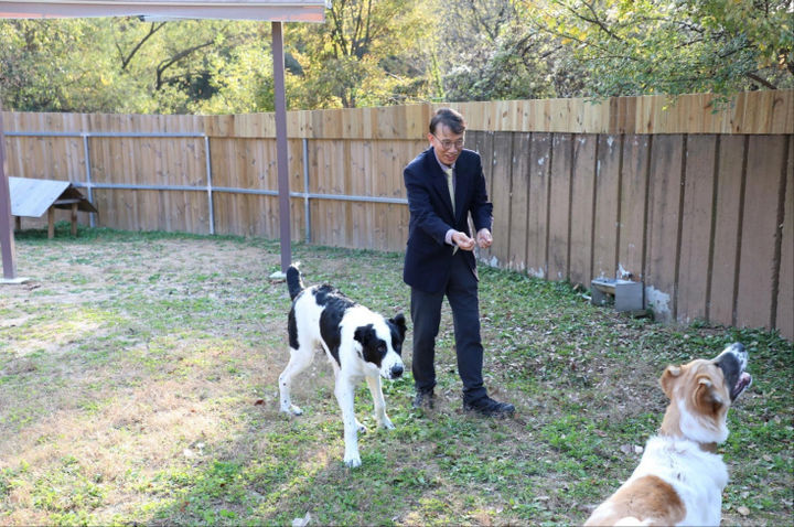 [서울=뉴시스]서울대공원 놀이터에서 서울대공원장(최홍연)과 해피(검정) 조이(갈색). 2024.11.14. (사진=서울대공원 제공) *재판매 및 DB 금지