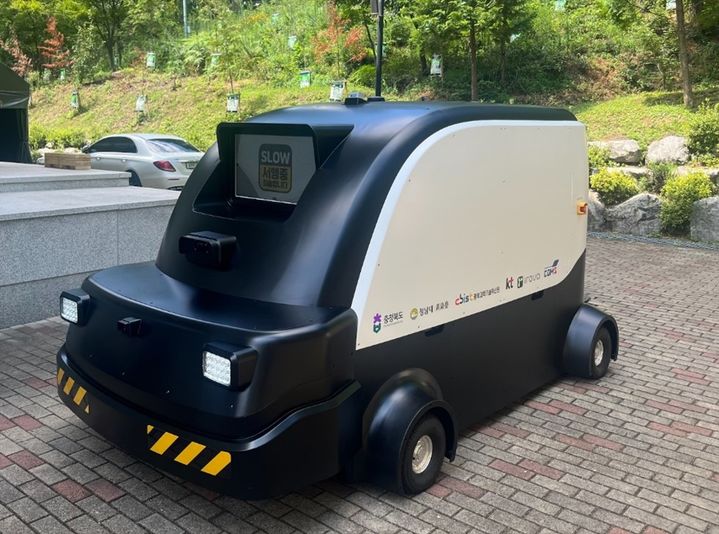 [청주=뉴시스] 청남대 옥외 청소로봇. (사진=KT 제공) photo@newsis.com *재판매 및 DB 금지