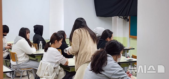 [창원=뉴시스] 김기진 기자 = 2025학년도 대학수학능력시험일인 14일 경남 창원시 창원중앙여자고등학교에서 수험생들이 시험에 앞서 준비를 하고 있다.2024.11.14. sky@newsis.com 