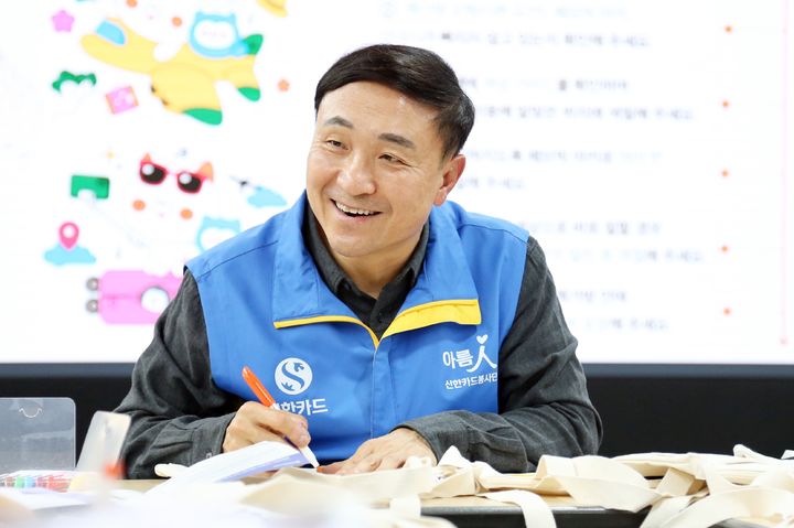 [서울=뉴시스]신한카드가 '세상에 하나뿐인 첫 책가방' 만들기 봉사활동을 서울 중구 을지로에 위치한 본사에서 실시했다고 14일 밝혔다. 이날 봉사활동에 참여한 문동권 신한카드 사장이 베트남과 인도네시아 등 해외법인 진출국의 취약계층 아동을 위한 아름인 책가방 만들기 봉사활동을 진행하고 있다.(사진=신한카드 제공)2024.11.14 photo@newsis.com *재판매 및 DB 금지