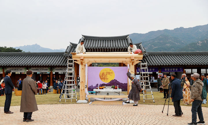 [영암=뉴시스]영암 한옥문화비엔날레 '문화의 샘 상량식'. (사진=영암군 제공) 2024.11.14. photo@newsis.com *재판매 및 DB 금지