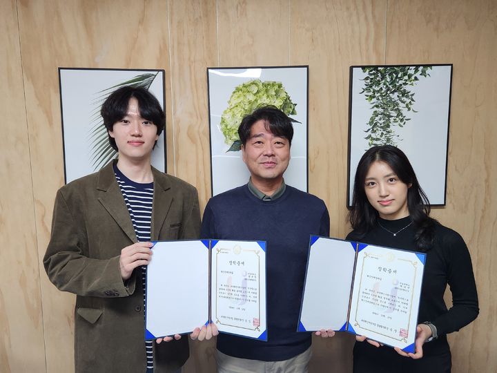 황규찬 경영학부 학생, 백다연 글로벌비즈니스어학부 학생이 장학증서를 수여받았다. (사진=서경대 제공) *재판매 및 DB 금지