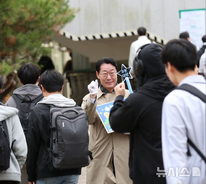 [화성=뉴시스] 정명근 화성시장이 14일 화성 동탄중앙고등학교 앞에서 고사장으로 향하는 수험생들을 격려하고 있다.(사진=화성시 제공)2024.11.14.pgoto@newsis.com