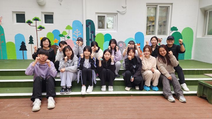 [창원=뉴시스] 창신대학교 유아교육과 벽화봉사. (사진=창신대 제공) 2024.11.14. photo@newsis.com *재판매 및 DB 금지