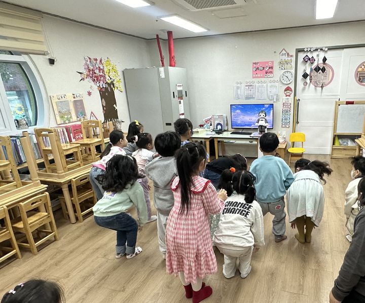 [대구=뉴시스] 대구시 서구가 보육의 질적 수준을 높이기 위해 어린이집 AI로봇 대여사업을 추진 중이다. (사진=대구시 서구 제공) 2024.11.14. photo@newsis.com *재판매 및 DB 금지