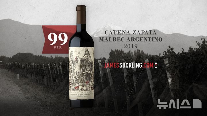 [서울=뉴시스] 까테나 자파타의 대표 와인 중 하나인 '아르헨티노 말벡(Argentino Malbec)'. 토양의 특성에 따라 나뉜 6개의 포도밭 중 안젤리카(Algelica)와 니카시아(Nicasia)의 포도를 혼합해 만든 레드 와인으로, 깊고 어두운 자줏빛의 색감과 부드러운 맛이 특징이다. 라즈베리와 블랙베리, 하트 체리 등 검붉은 과실류의 향을 느낄 수 있으며, 쇠고기 스테이크나 향이 강한 치즈와 페어링해 즐길 수 있다. (사진= 신세계L&B 제공)