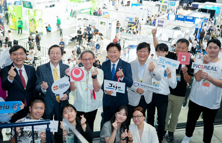 [제주=뉴시스] 오영훈 제주도지사(뒷줄 왼쪽에서 네번째)를 비롯한 제주지역 기업 관계자들이 14일 일본 오키나와현에서 열린 '2024 리조테크 엑스포 인 오키나와'에 참가해 양 지역간 교류를 활성화하기로 했다. (사진=제주도 제공) 2024.11.14. photo@newsis.com *재판매 및 DB 금지