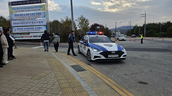 [예산=뉴시스] 2025학년도 수능일인 14일 오전 충남경찰이 경찰차를 이용해 수험생을 고사장까지 이송했다. (사진=충남경찰 제공) 2024.11.14 photo@newsis.com *재판매 및 DB 금지