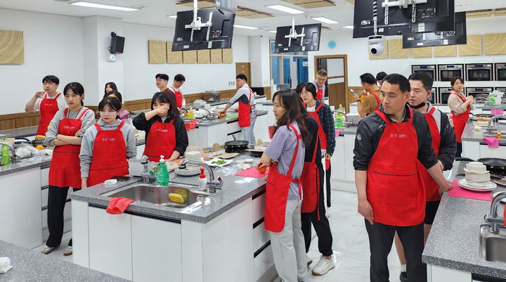 [순창=뉴시스] 순창군 쉴랜드의 '바른식생활교육' 참여자들이 건강한 음식에 대한 강사의 설명을 듣고 있다. *재판매 및 DB 금지