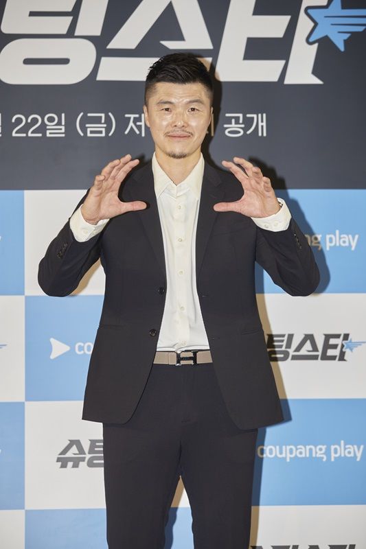 국가대표 골키퍼 출신 김영광이 행사장에서 사진 촬영에 응하는 모습