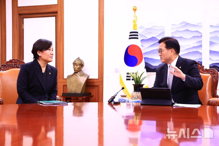 [세종=뉴시스]송미령 농림축산식품부 장관은 14일 오후 서울 여의도 국회를 찾아 우원식 국회의장을 예방하고 올해 수확기 산지 쌀값 안정을 위한 정부 대책과 기후변화 대응 및 안정적 식량 공급 방안 등에 대해 논의했다.(사진=농식품부 제공)