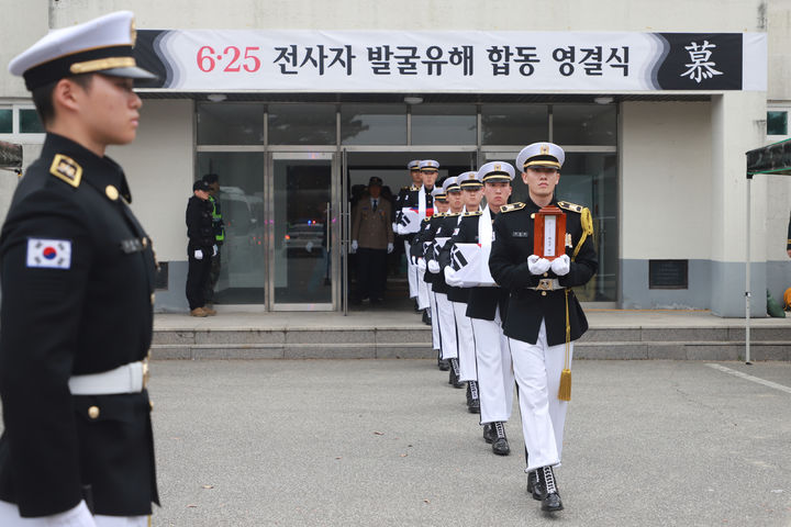 [원주=뉴시스] 14일 육군 36사단 장병들이 백호강당에서 열린 6·25 전사자 발굴유해 영결식에서 유해를 운구하고 있다. (사진=육군 제36보병사단 제공) 2024.11.14. photo@newsis.com   *재판매 및 DB 금지