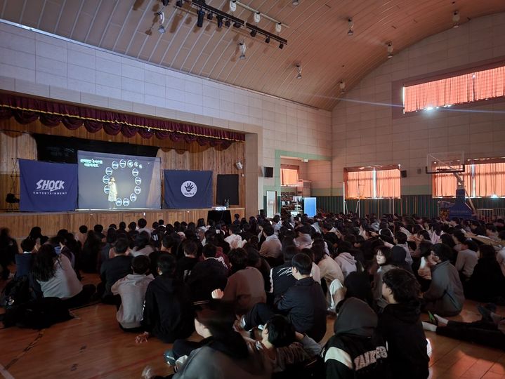 [양양=뉴시스] 14일 양양군이 양양중학교 학생 370여명을 대상으로 흡연·음주예방 공연을 하고 있는 모습. (사진=양양군 제공) 2024.11.14. photo@newsis.com *재판매 및 DB 금지