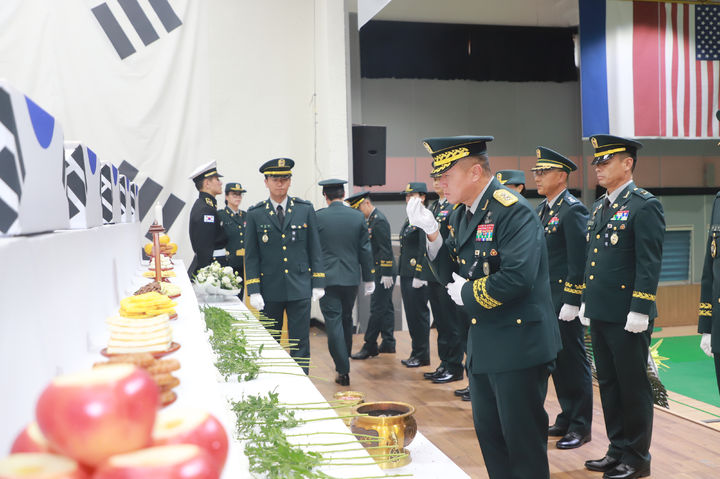 [원주=뉴시스] 14일 하헌철 36사단장이 백호강당에서 열린 6·25 전사자 발굴유해 영결식에서 분향 후 경례를 하고 있다. (사진=육군 제36보병사단 제공) 2024.11.14. photo@newsis.com   *재판매 및 DB 금지