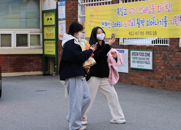 [천안=뉴시스] 박우경 기자 = 2025학년도 대학수학능력시험일인 14일 충남 천안의 한 수능 고사장 앞에서 시험을 끝낸 수험생들이 기쁜 얼굴로 인증 사진을 촬영하고 있다. 2024.11.14. spacedust1@newsis.com  *재판매 및 DB 금지