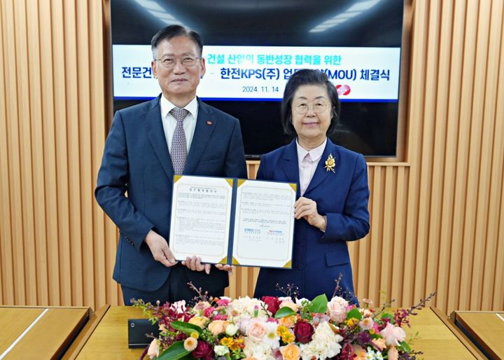 [서울=뉴시스] 이은재 K-FINCO 전문건설공제조합 이사장(사진 오른쪽)과 김홍연 한전KPS 대표(사진 왼쪽)가 14일 오전 서울 전문건설회관에서 열린 업무협약식에서 기념촬영을 하고 있다. 2024.11.14 (사진 제공=전문건설공제조합) photo@newsis.com *재판매 및 DB 금지