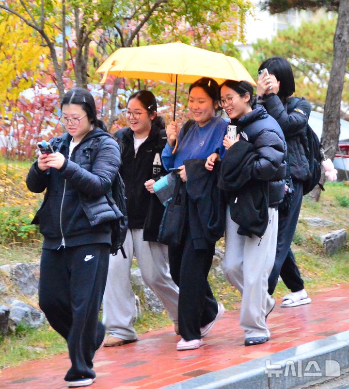 [청주=뉴시스] 서주영 기자 = 14일 2025학년도 대학수학능력시험(수능)이 치러진 충북 청주 일신여자고등학교에서 시험을 마친 수험생들이 활짝 웃으며 시험장을 나서고 있다. 2024.11.14. juyeong@newsis.com