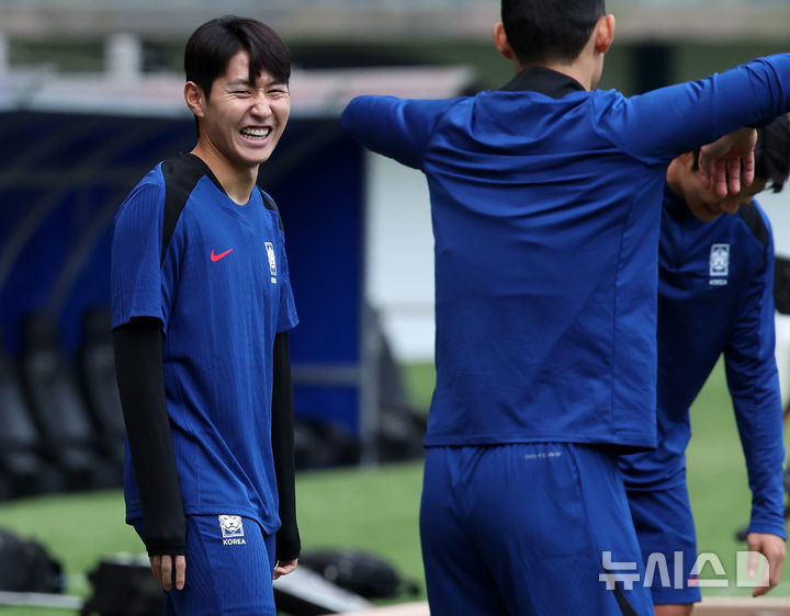 [쿠웨이트시티(쿠웨이트)=뉴시스] 이영환 기자 = 축구 대표팀 이강인이 13일 오후(현지시각) 쿠웨이트 자베르 알아흐마드 국제경기장에서 훈련을 하며 밝게 웃고 있다.  홍명보 감독이 이끄는 축구 대표팀은 14일 쿠웨이트 자베르 알아흐마드 국제경기장에서 쿠웨이트와 북중미 월드컵 아시아 3차 예선 B조 5차전을 치른다. 2024.11.14. 20hwan@newsis.com