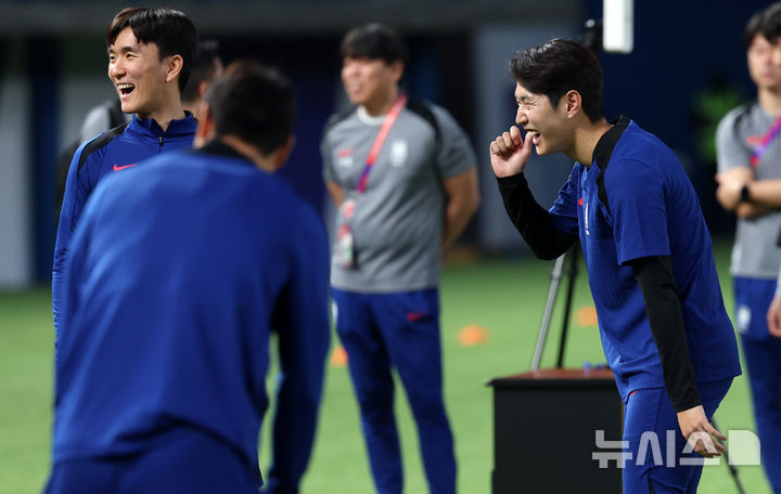 [쿠웨이트시티(쿠웨이트)=뉴시스] 이영환 기자 = 축구 대표팀 이강인과 황인범이 13일 오후(현지시각) 쿠웨이트 자베르 알아흐마드 국제경기장에서 활짝 웃고 있다.&nbsp; 홍명보 감독이 이끄는 축구 대표팀은 14일 쿠웨이트 자베르 알아흐마드 국제경기장에서 쿠웨이트와 북중미 월드컵 아시아 3차 예선 B조 5차전을 치른다. 2024.11.14. 20hwan@newsis.com