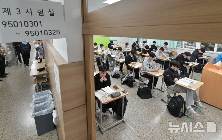 [제주=뉴시스] 우장호 기자 = 2025학년도 대학수학능력시험일인 14일 오전 제주 제95지구 제1시험장인 남녕고등학교에서 수험생들이 시험을 앞두고 마무리 시험 준비를 하고 있다. (사진=제주도사진기자회) 2024.11.14. woo1223@newsis.com