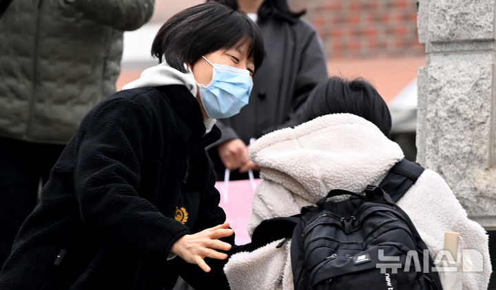 [광주=뉴시스] 김혜인 기자 = 2025학년도 대학수학능력시험일인 14일 오전 광주 남구 진월동 대성여자고등학교(26지구 26시험장) 앞에서 고등학교 3학년 교사가 수험생 제자를 격려하고 있다. 2024.11.14. hyein0342@newsis.com