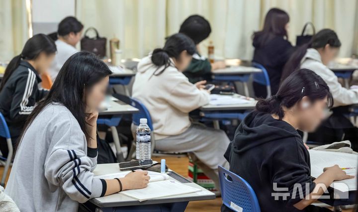 [부산=뉴시스] 하경민 기자 = 2024학년도 대학수학능력시험 당시 서울 성북구 경동고등학교 고사장에서 발생한 이른바 '타종사고'로 피해를 본 학생들에게 국가가 100~300만원을 지급하라는 판결이 나왔다. (공동취재) 2024.11.14. photo@newsis.com