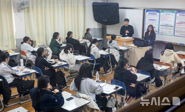 [부산=뉴시스] 하경민 기자 = 2025학년도 대학수학능력시험일인 14일 부산 동래구 사직고등학교에서 수험생들이 시험 준비를 하고 있다.  부산지역에서는 수험생 2만7356명이 58개 시험장에서 수능에 응시한다. (공동취재) 2024.11.14. photo@newsis.com