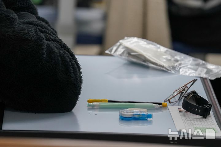 [서울=뉴시스] 사진공동취재단 = 2025학년도 대학수학능력시험일인 지난해 11월 14일 서울 종로구 경복고등학교에서 수험생들이 시험 시작을 기다리는 모습. (사진=뉴시스 DB) 2024.11.14. photo@newsis.com