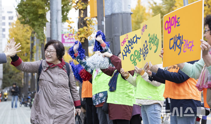 [서울=뉴시스] 김근수 기자 =  일성여자고등학교 최고령 수험생 임태수(83)씨가 14일 서울 마포구 홍익대학교 부속 여자고등학교에서 열린 2025학년도 대학수학능력시험 수험장으로 들어가고 있다. 2024.11.14. ks@newsis.com