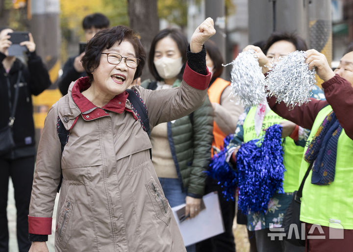 [서울=뉴시스] 김근수 기자 =  일성여자고등학교 최고령 수험생 임태수(83)씨가 14일 서울 마포구 홍익대학교 부속 여자고등학교에서 열린 2025학년도 대학수학능력시험 수험장으로 들어가고 있다. 2024.11.14. ks@newsis.com