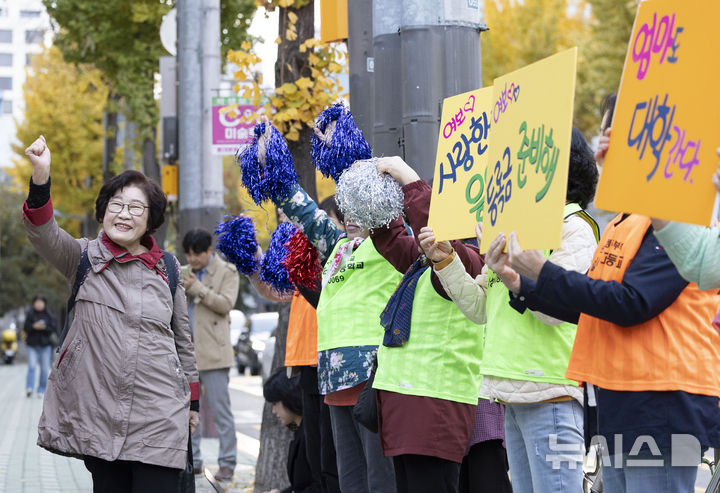 [서울=뉴시스] 김근수 기자 =  일성여자고등학교 최고령 수험생 임태수(83)씨가 14일 서울 마포구 홍익대학교 부속 여자고등학교에서 열린 2025학년도 대학수학능력시험 수험장으로 들어가고 있다. 2024.11.14. ks@newsis.com