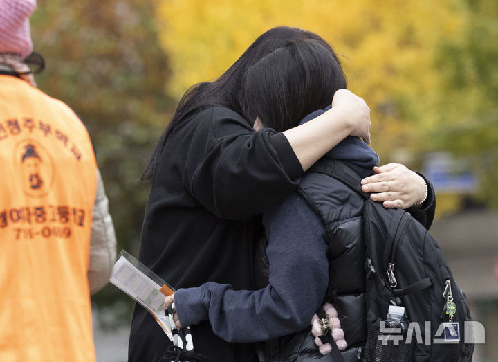 [서울=뉴시스] 김근수 기자 =  2025학년도 대학수학능력시험날인 14일 서울 마포구 홍익대학교 부속 여자고등학교에서 수험생과 학부모가 인사를 나누고 있다. 2024.11.14. ks@newsis.com