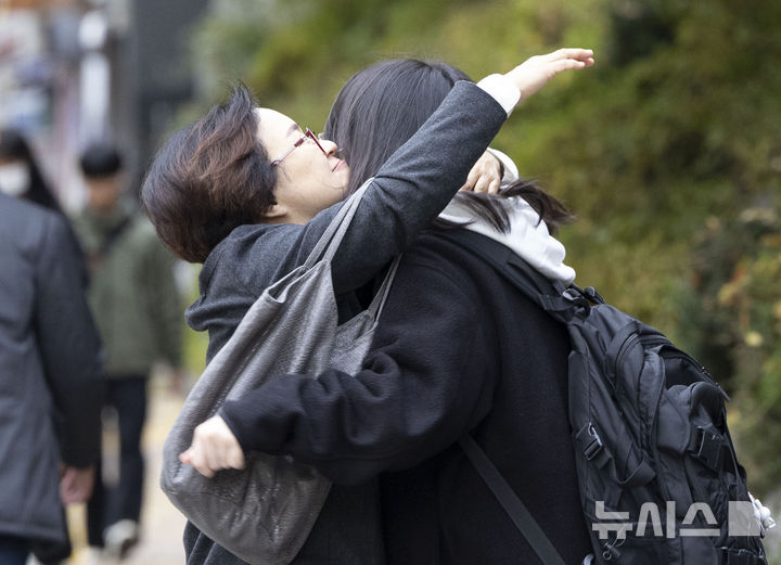 [서울=뉴시스] 김근수 기자 =  2025학년도 대학수학능력시험날인 14일 서울 마포구 홍익대학교 부속 여자고등학교에서 수험생과 학부모가 인사를 나누고 있다. 2024.11.14. ks@newsis.com